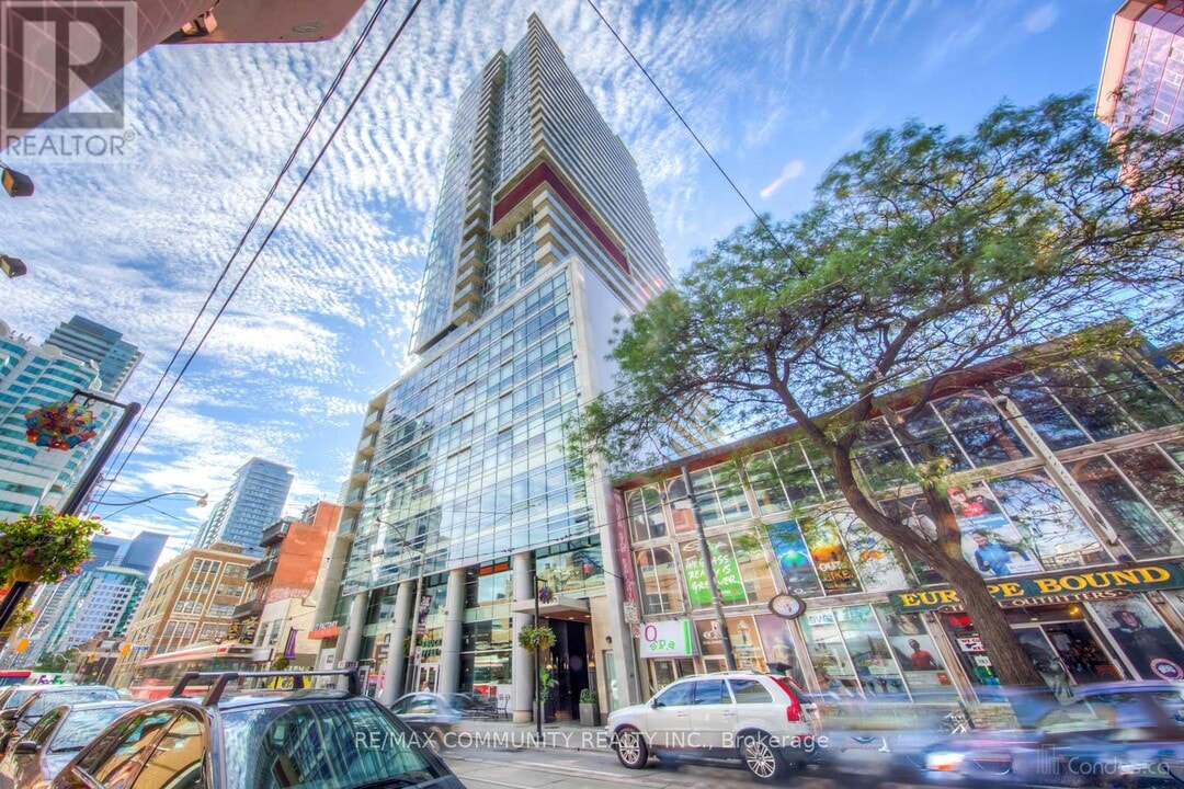 375 King St W in Toronto, ON - Building Photo