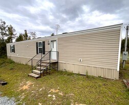 2682 Wynn Rd in Marianna, FL - Building Photo