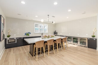 Versailles on the Lakes Oakbrook* in Oakbrook Terrace, IL - Building Photo - Interior Photo