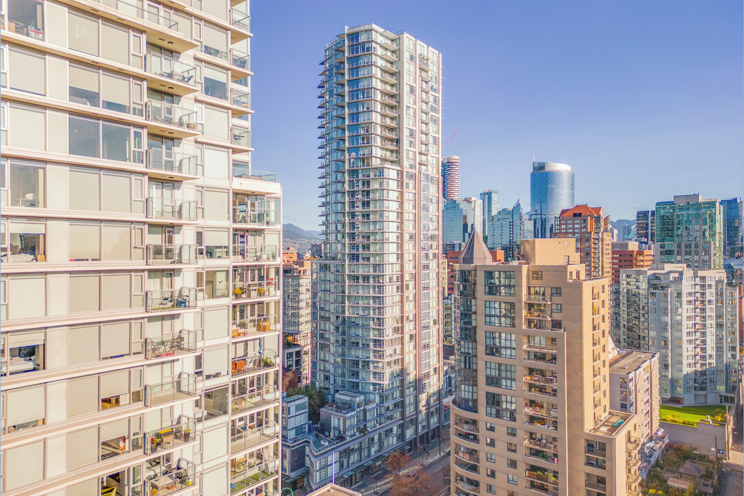 The Tate Downtown in Vancouver, BC - Building Photo