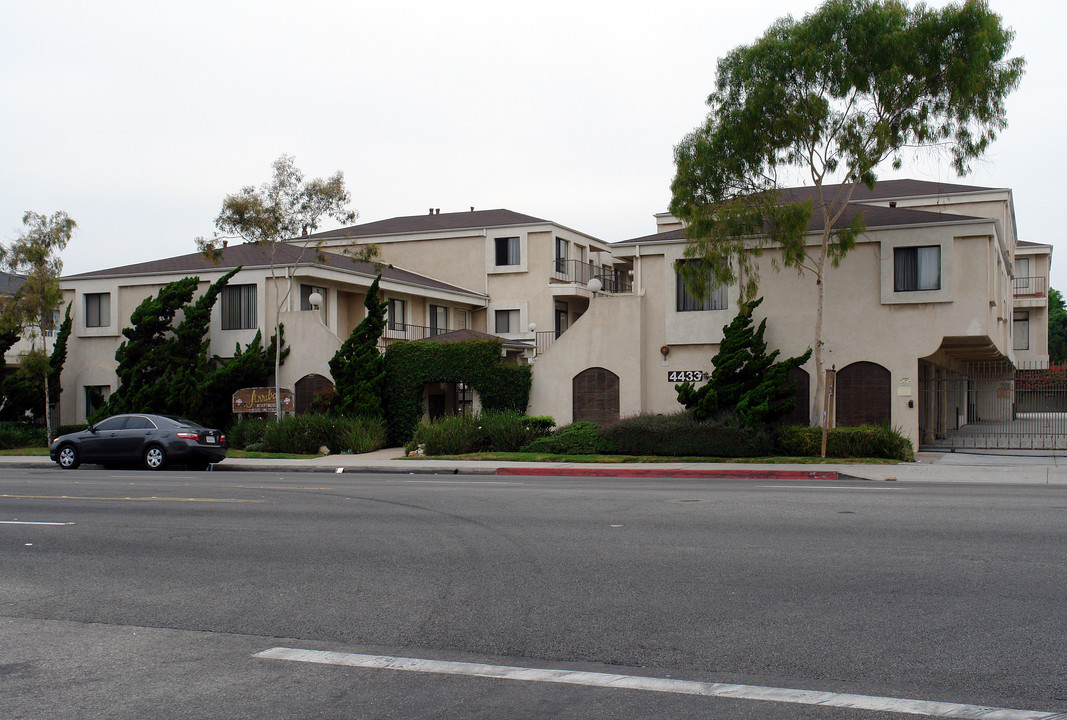 Arriba Apartments in Hawthorne, CA - Building Photo