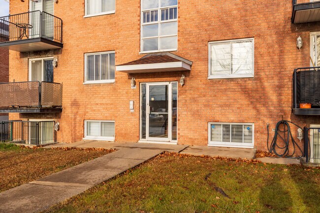 9295 Maurice-Duplessis Boul in Montréal, QC - Building Photo - Building Photo