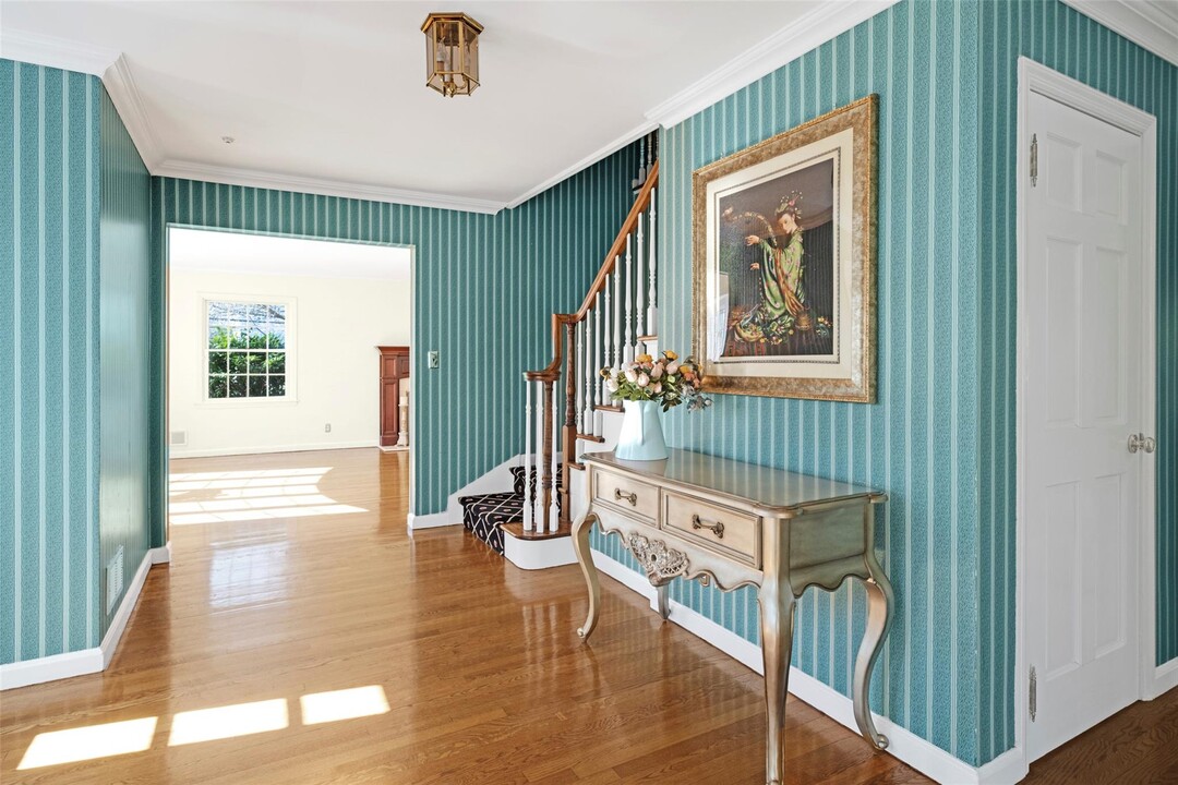 695 Hunt Ln in Manhasset, NY - Building Photo