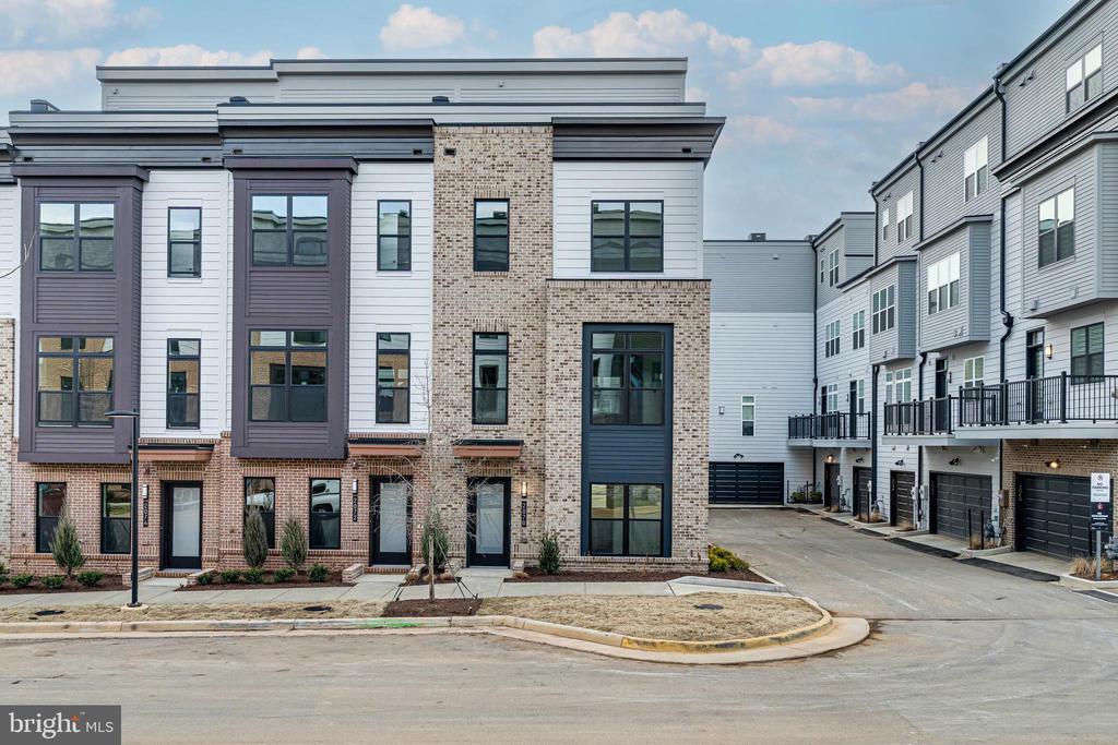 2070 Tysons Ridgeline Rd in Falls Church, VA - Foto de edificio