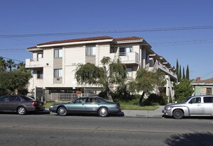 115 West in Anaheim, CA - Building Photo