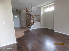 29 Longbrook Ln in Freehold, NJ - Foto de edificio - Building Photo