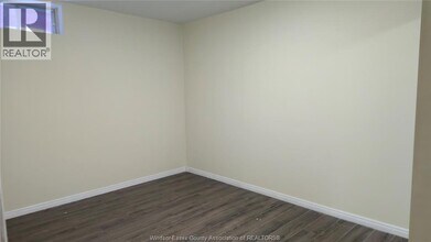 135 WINCLARE Dr in Windsor, ON - Building Photo - Building Photo