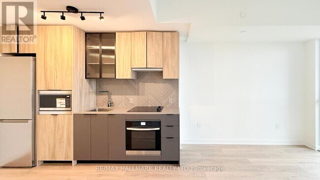 1037 The Queensway in Toronto, ON - Building Photo - Building Photo