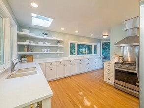 2359 Hughes Ave SW in Seattle, WA - Building Photo - Building Photo