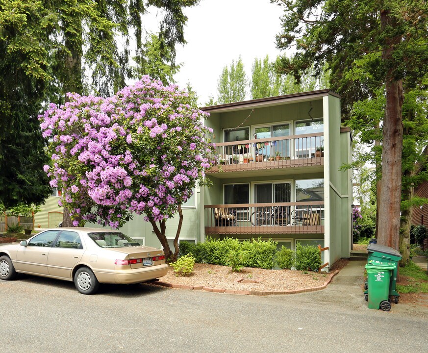 Twin Cedars Apartments in Seattle, WA - Building Photo