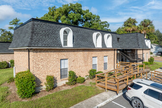 Grand Oaks in Jacksonville, FL - Foto de edificio - Building Photo