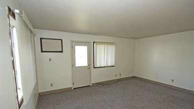 Santa Clara Apartments in Oskaloosa, IA - Building Photo - Building Photo