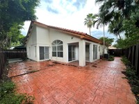 11329 NW 59th Terrace in Doral, FL - Foto de edificio - Building Photo