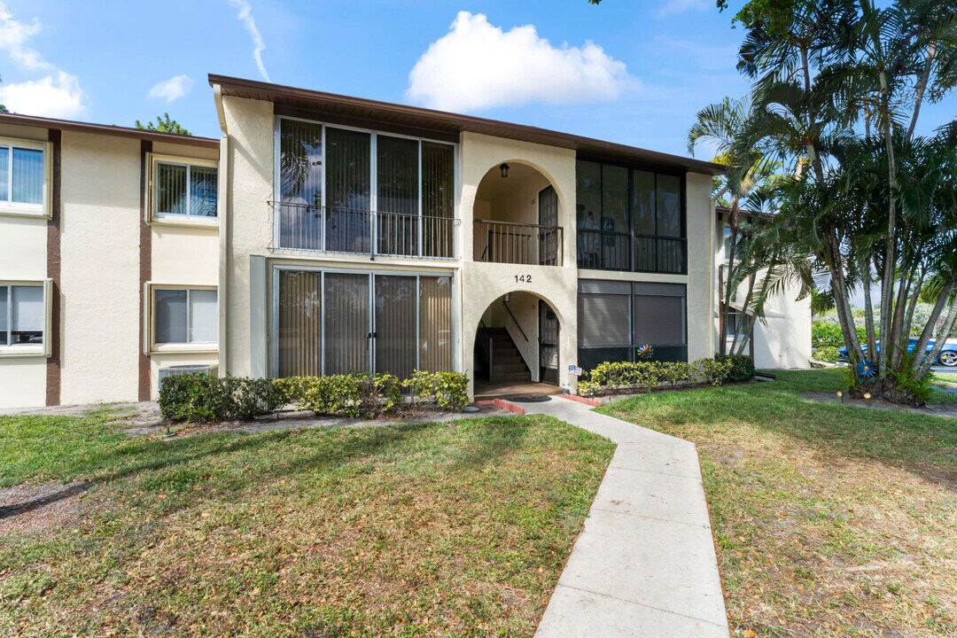 142 Lake Pine Cir in Greenacres, FL - Building Photo