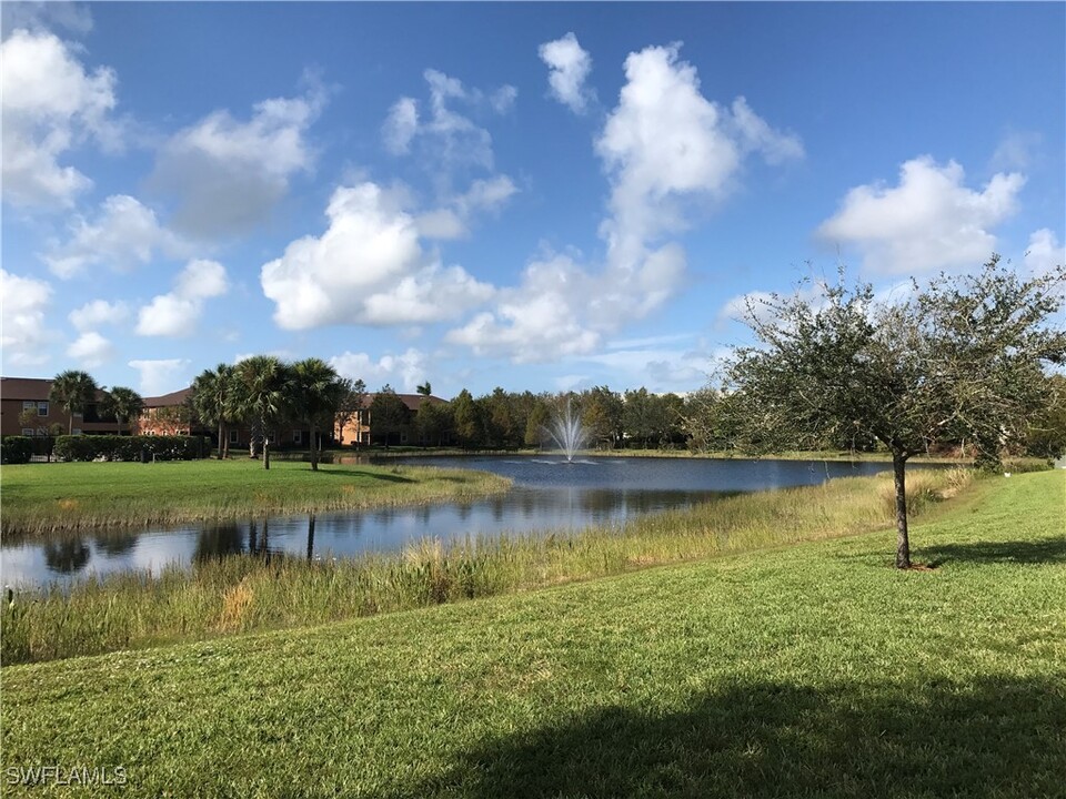 3783 Pino Vista Way in Estero, FL - Foto de edificio