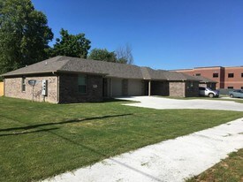 406 W 2nd St in Gentry, AR - Building Photo