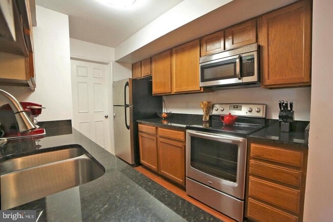 6143 Essex House Square in Alexandria, VA - Building Photo - Building Photo