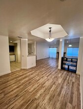 5420 Sylmar Ave, Unit 201 in Sherman Oaks, CA - Foto de edificio - Building Photo