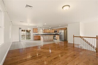 37 Thayer St in Bristol, RI - Building Photo - Building Photo