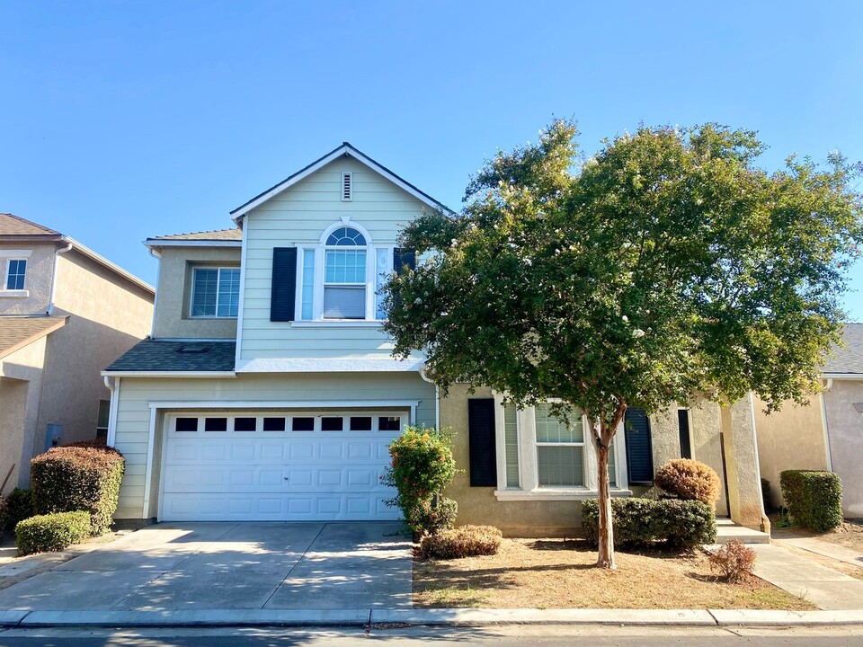 4060 W Apple Tree Ln in Fresno, CA - Building Photo