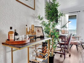 2506 N Rocky Point Dr in Tampa, FL - Building Photo