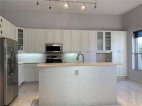 1940 Sweetbay Way in Hollywood, FL - Foto de edificio - Building Photo