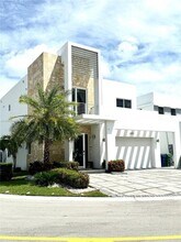 10359 NW 67th Terrace in Doral, FL - Building Photo - Building Photo