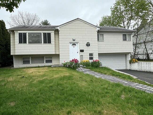 5 Elm St in Great Neck, NY - Building Photo - Building Photo