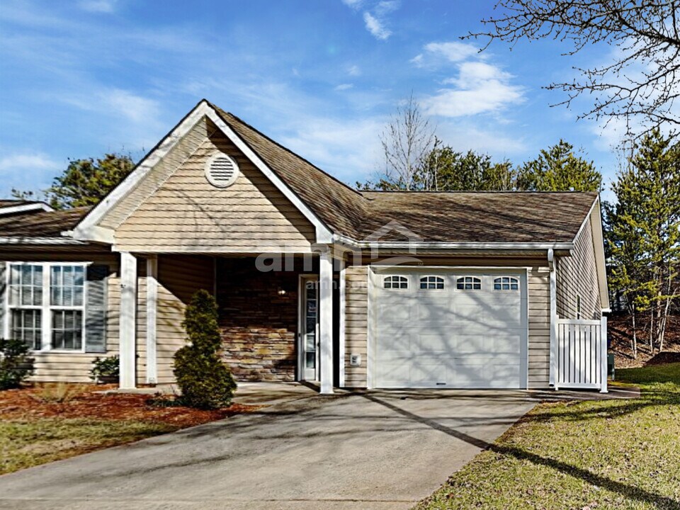 185 Charlotte Ct in Winston-Salem, NC - Foto de edificio