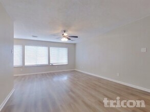 22042 Soft Pines Ct in Porter, TX - Foto de edificio - Building Photo