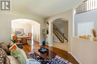 214 Castlegarth Crescent in Ottawa, ON - Building Photo - Building Photo