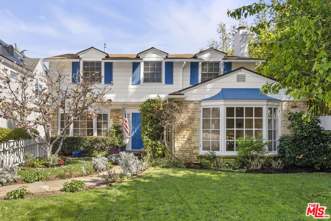 1204 Beverwil Dr in Los Angeles, CA - Building Photo