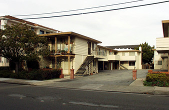 737 Elm St in San Carlos, CA - Building Photo - Building Photo