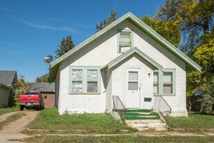 18 8th Ave NW in Minot, ND - Building Photo
