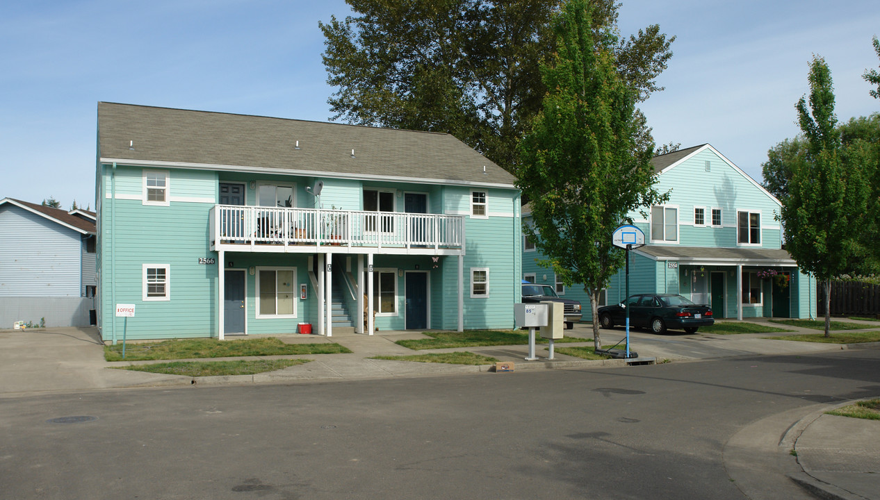 Larson Commons in Corvallis, OR - Building Photo