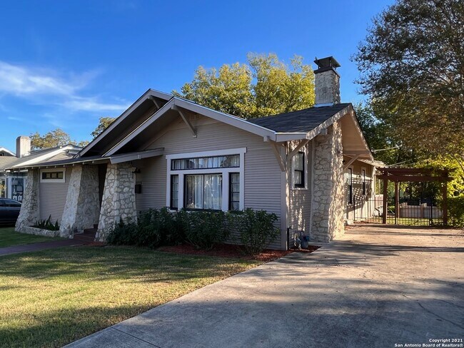 502 E Locust St in San Antonio, TX - Building Photo - Building Photo