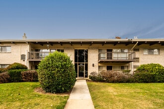 4965 Americana Dr, Unit 203 in Annandale, VA - Foto de edificio - Building Photo