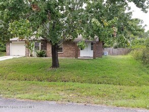1081 Ivanhoe St NW in Palm Bay, FL - Foto de edificio - Building Photo