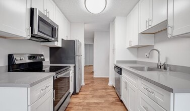 Laurel Crossing Apartment Homes in San Mateo, CA - Building Photo - Building Photo