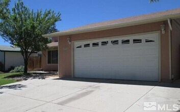 1066 Palmwood Dr in Sparks, NV - Foto de edificio - Building Photo