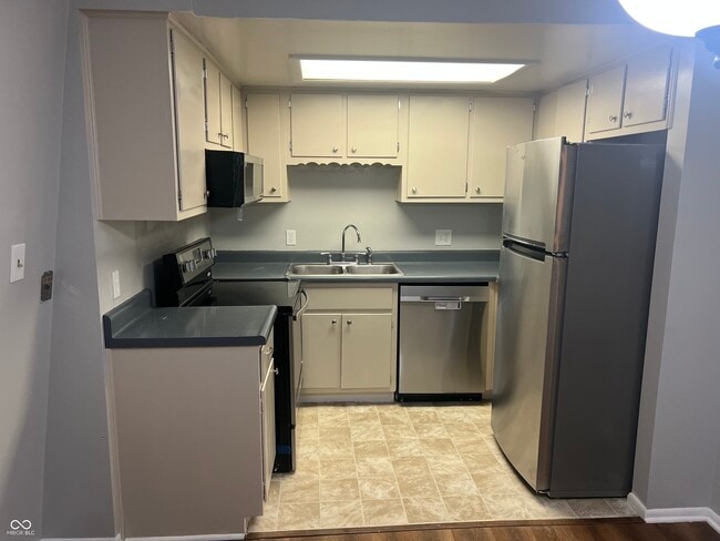 311 Elmead Ct in Greenwood, IN - Building Photo - Building Photo