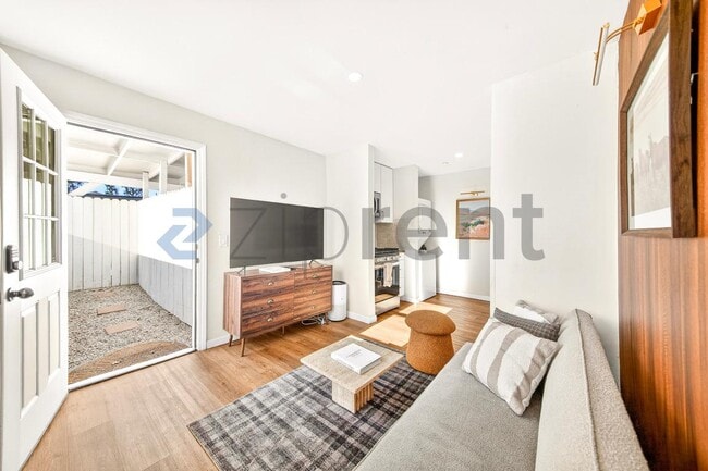 12877 Borden Ave in Los Angeles, CA - Foto de edificio - Building Photo