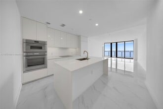 700 NE 24th St in Miami, FL - Building Photo - Building Photo