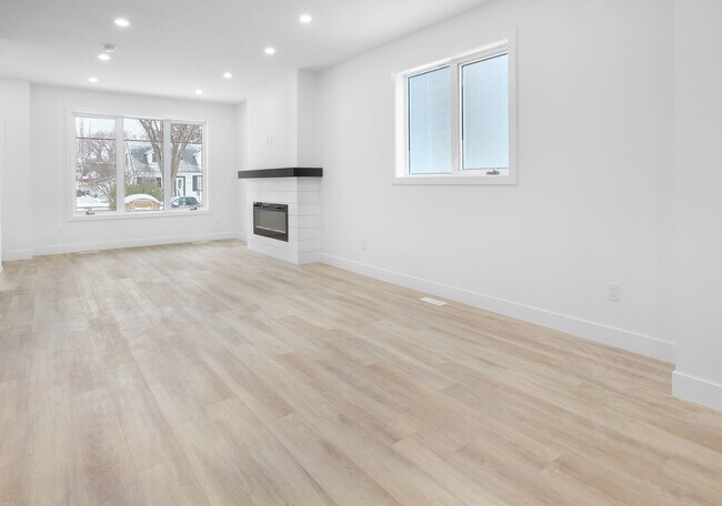 10975-10130 130 St in Edmonton, AB - Building Photo - Building Photo