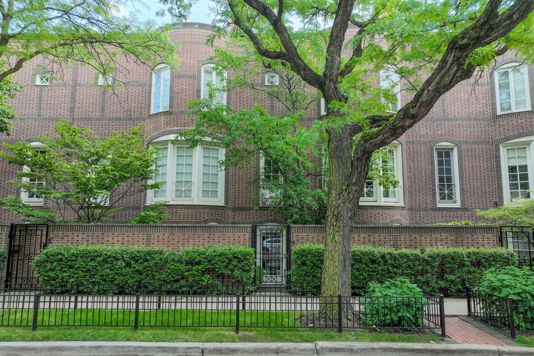 Menomonee Lane in Chicago, IL - Building Photo