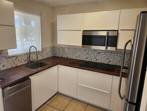 7905 W 30th Ct in Hialeah Gardens, FL - Building Photo - Building Photo