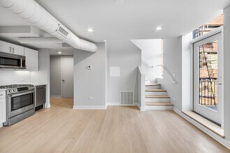 4637 N Ashland Ave in Chicago, IL - Foto de edificio - Building Photo