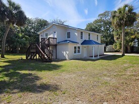 203 17th St in Tybee Island, GA - Building Photo