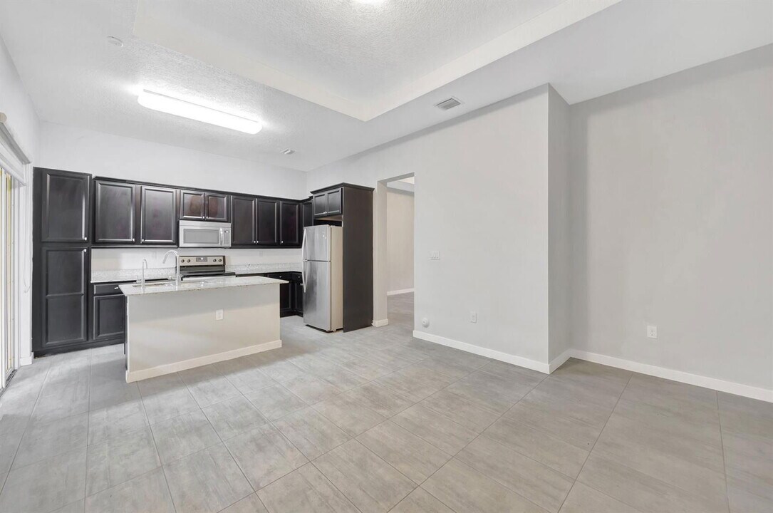 17624 SW 149th Pl in Miami, FL - Building Photo