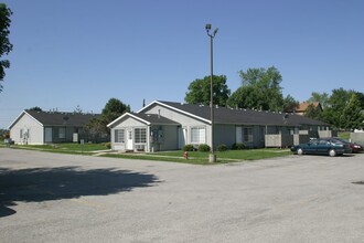 Bradlee Park Apartments in Le Roy, IL - Building Photo - Building Photo